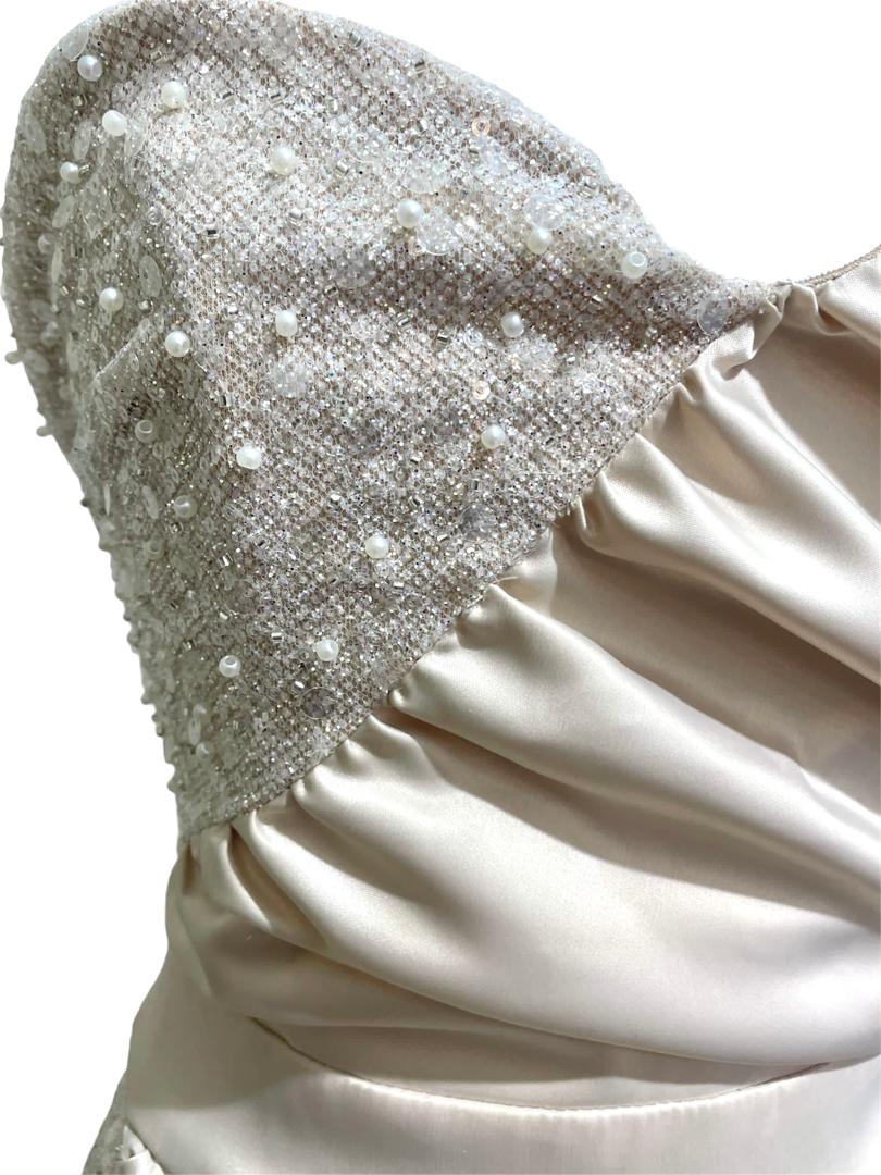 Vestido beige Elegancia Asimétrica